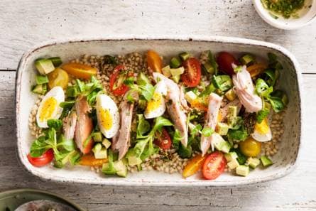 Gortsalade met gerookte kipfilet, ei en avocado van Dafne Schippers