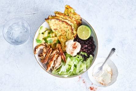 Mexicaanse bowl met gegrilde kip, ananas & courgettetortilla