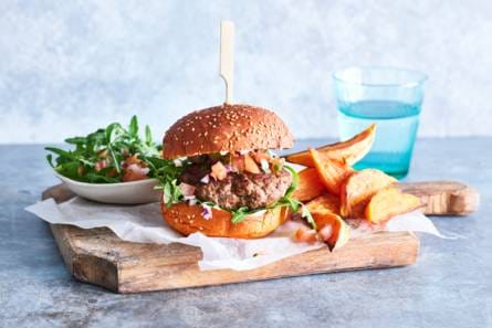 Spaanse paprika-chiliburger met zoete-aardappelfriet