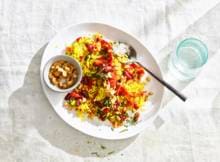 Gele rijst met paprika en peterselie maken samen een kleurrijke salade