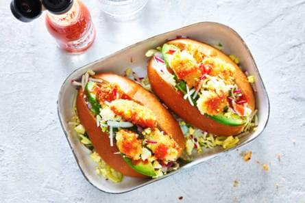 Broodje krokante kip met avocado & redhot sauce