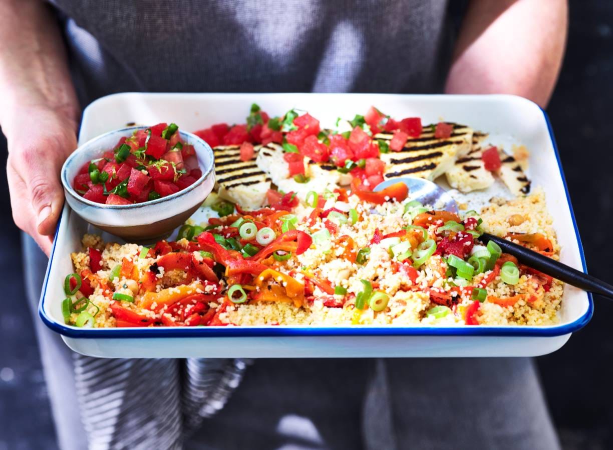 Gegrilde halloumi met watermeloensalsa en couscoussalade