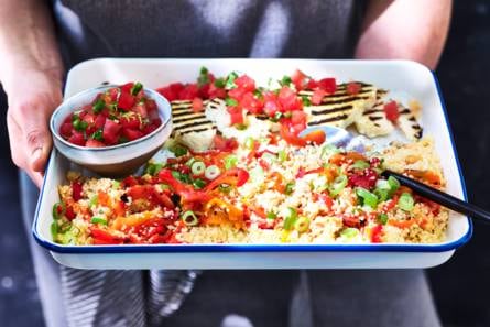 Gegrilde halloumi met watermeloensalsa en couscoussalade
