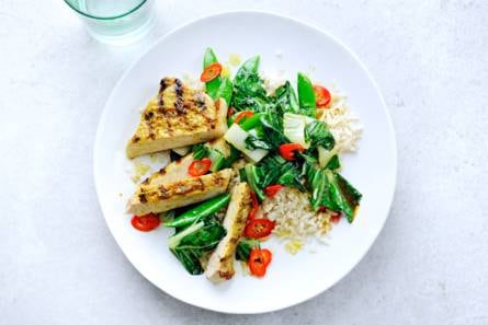 Gegrilde varkenslapjes met rijst en pittige paksoi