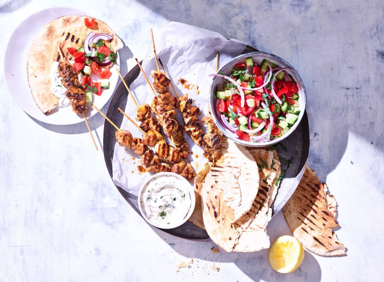 Kipgyros-spies met Griekse salade