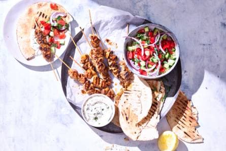 Kipgyros-spies met Griekse salade
