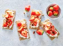 Met deze ontbijtcrackers met vers fruit, nootjes en geitenkaas is ontbijten een feestje!