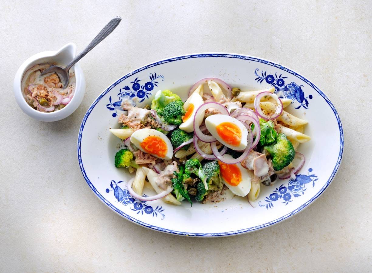Pastasalade met broccoli en tonijnsaus