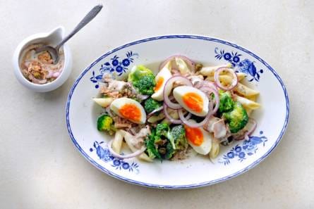 Pastasalade met broccoli en tonijnsaus