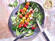 Salade met grilde groene asperges van de BBQ, al in 15 min. klaar!