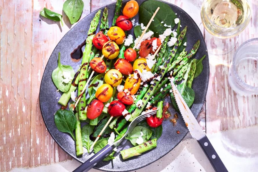 Smokey asperge-tomaatsalade met feta