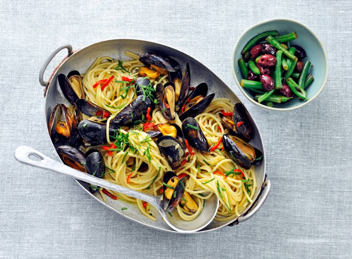 Spaghetti met mosselen en salade