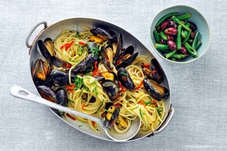Spaghetti met mosselen en salade