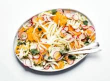 De frisse venkel en de pittige radijs zijn een goed duo in deze salade.
