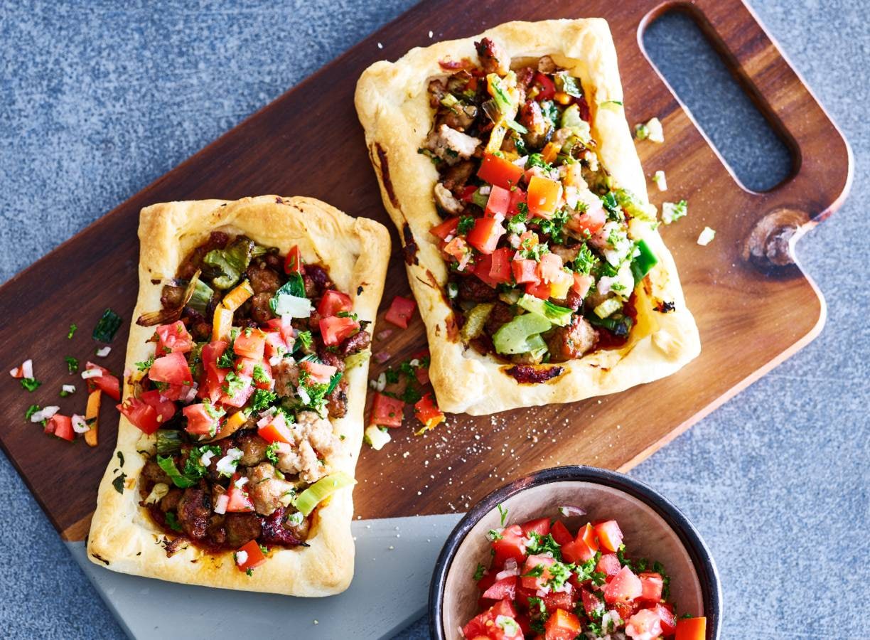 Italiaanse bladerdeegtaartjes met worst en tomatensalsa