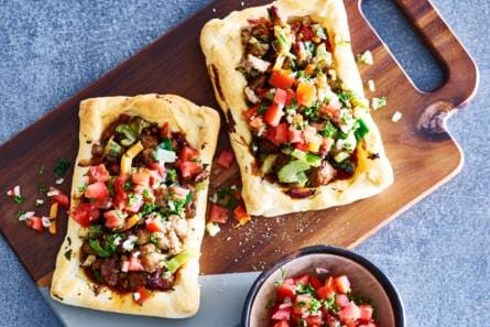 Italiaanse bladerdeegtaartjes met worst en tomatensalsa