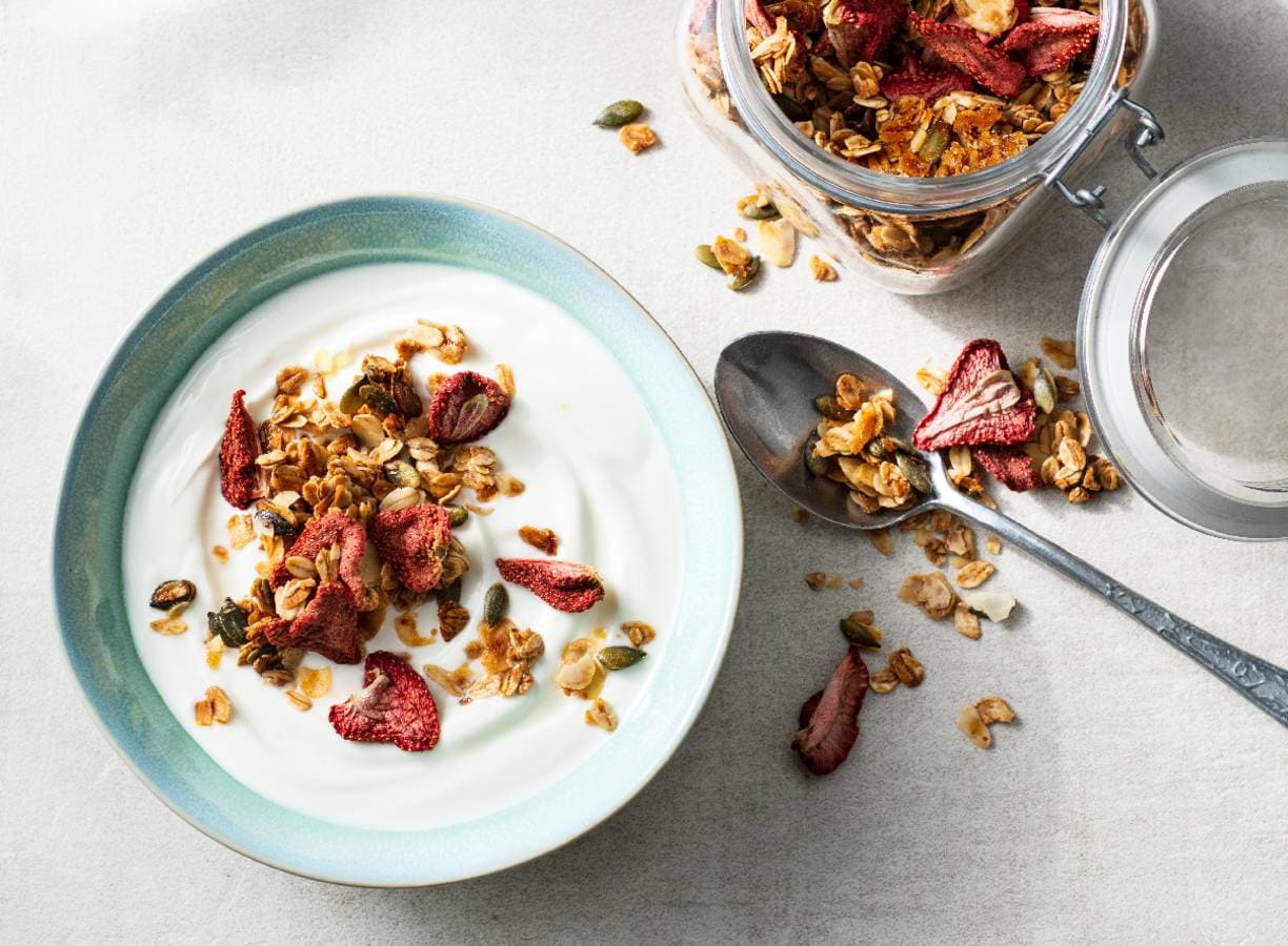 Granola met gedroogde aardbeien