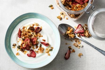 Granola met gedroogde aardbeien