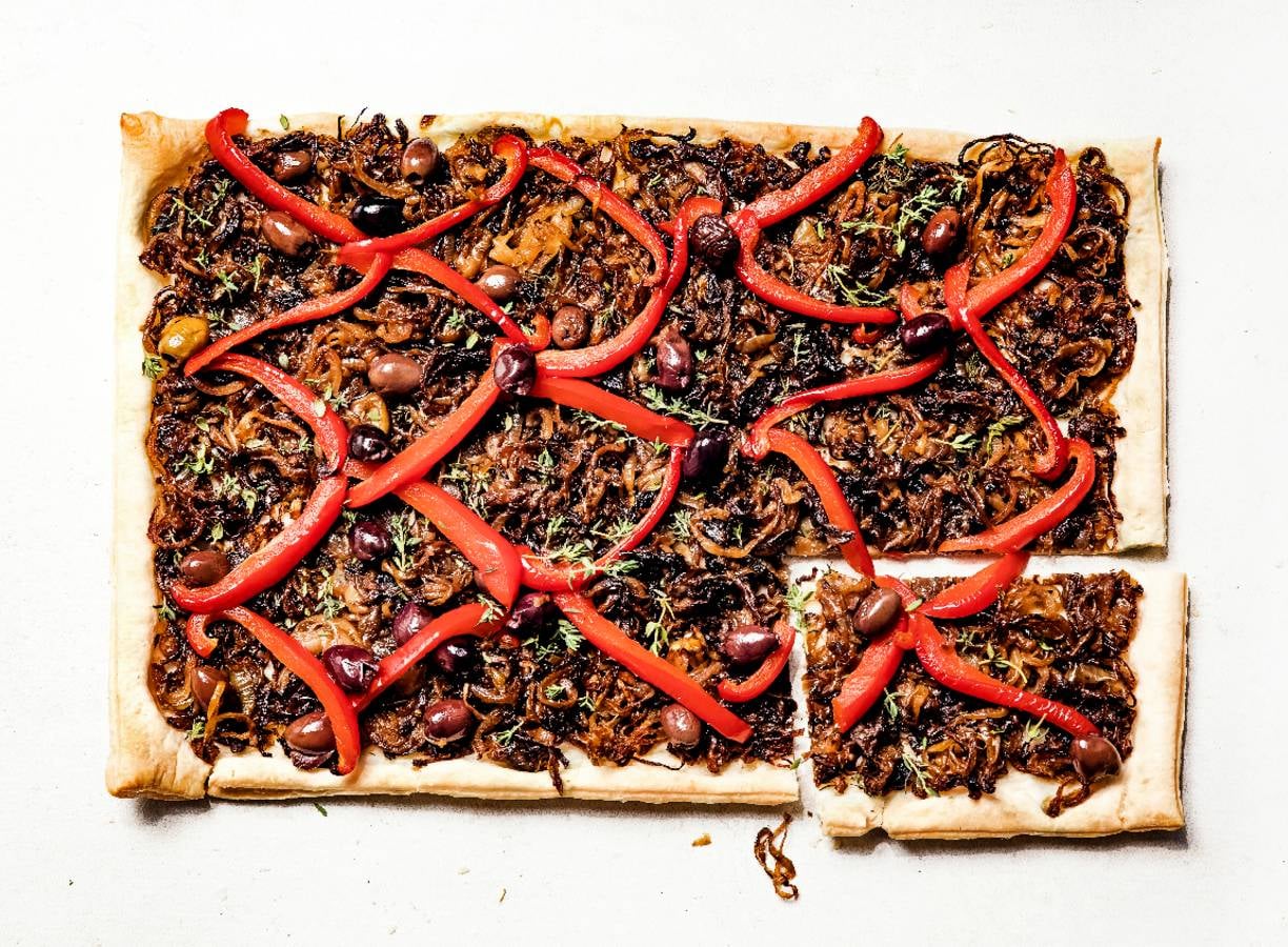 Pissaladière met rode paprika, ui en olijven
