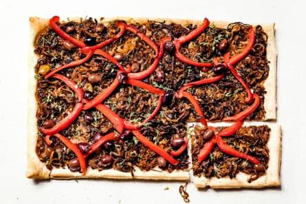 Pissaladière met rode paprika, ui en olijven