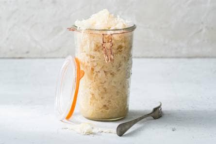 Zelfgemaakte zuurkool (gefermenteerde witte kool)