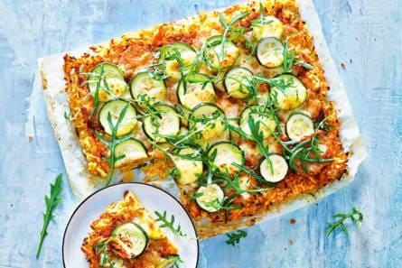 Röstiplaattaart met pesto, courgette & mozzarella