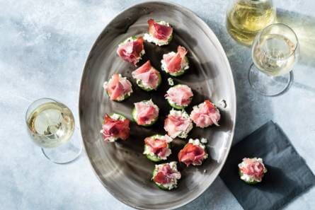 Komkommer met homemade bosui-spread en rauwe ham