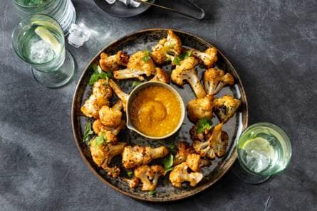 Kruidige bloemkoolbites uit de oven met pittige mangodip
