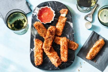 Mozzarellasticks met pistache en tomatendip