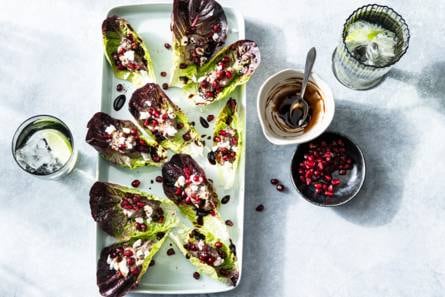 Slawraps met zwarte bonen-knoflookpuree en witte kaas