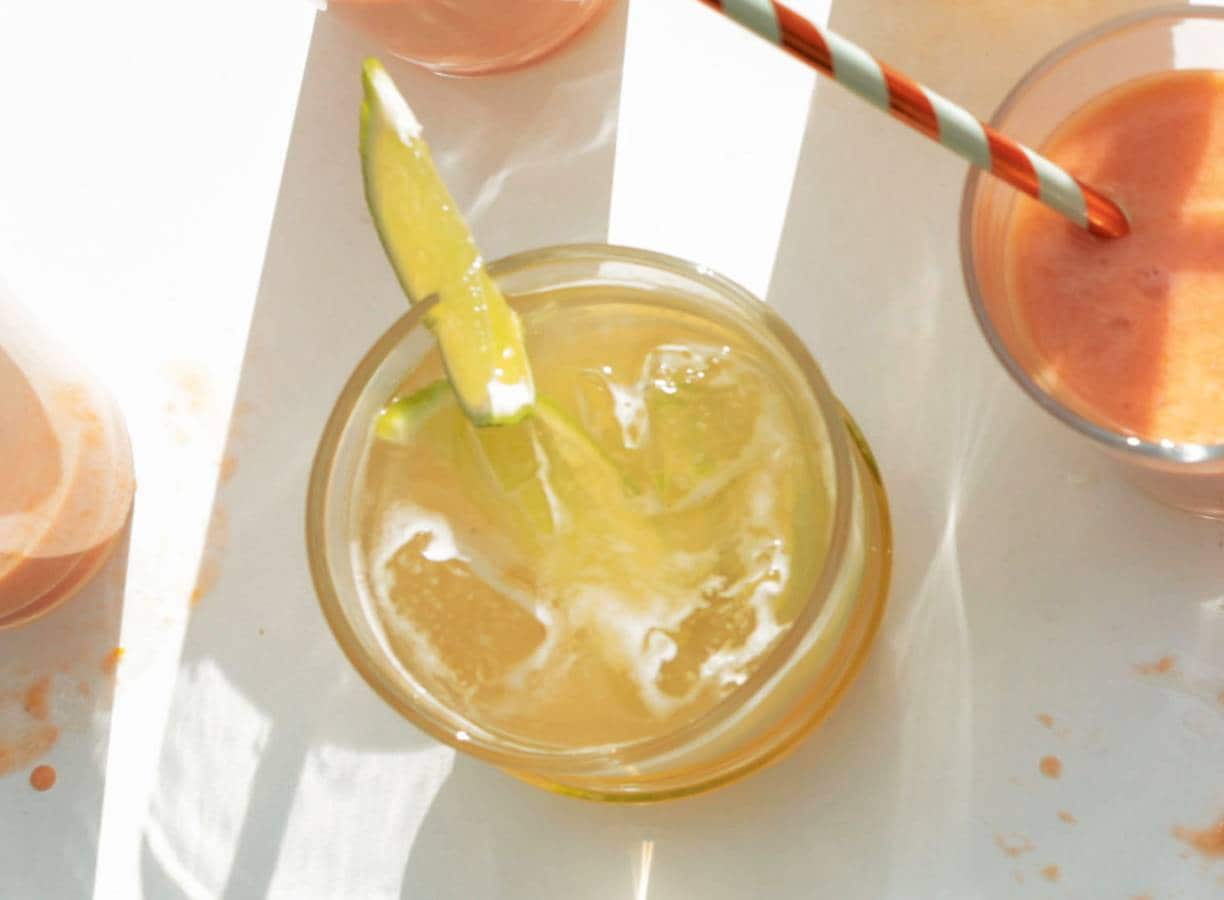Alcoholvrije biercocktail met gember en limoen