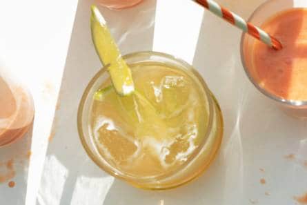 Alcoholvrije biercocktail met gember en limoen