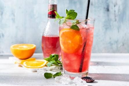 Cranberry-hibiscusmocktail met sinaasappel en munt