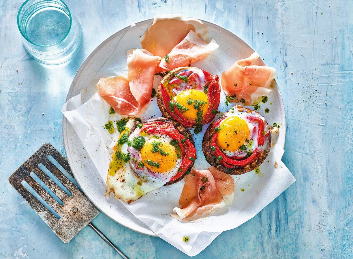 Gevulde portobello met gegrilde paprika, ei & rauwe ham