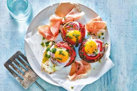 Gevulde portobello met gegrilde paprika, ei & rauwe ham
