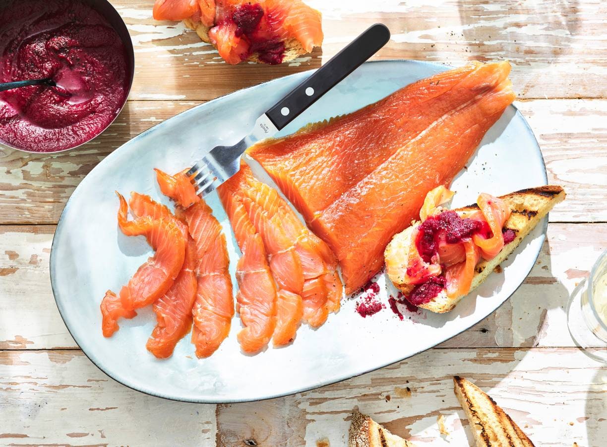 Koudgerookte zalm met bieten-gembersaus van Jord Althuizen