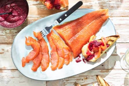 Koudgerookte zalm met bieten-gembersaus van Jord Althuizen