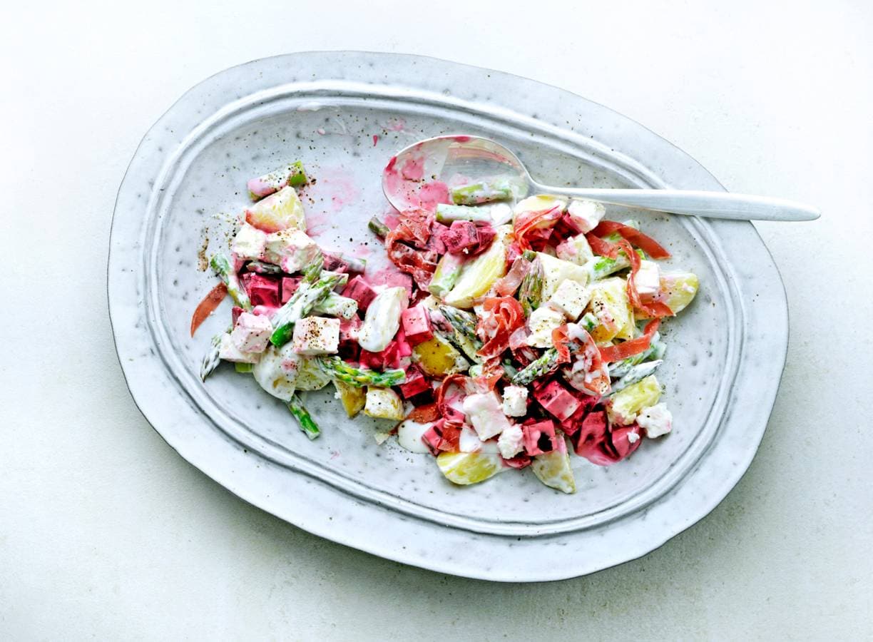 Maaltijdsalade met rode biet, asperge, feta en rookvlees