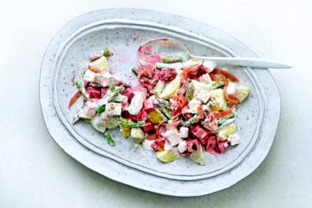 Maaltijdsalade met rode biet, asperge, feta en rookvlees