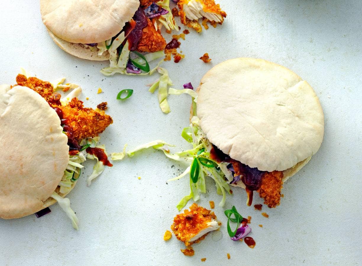 Pita's met kipnuggets, coleslaw en barbecuesaus