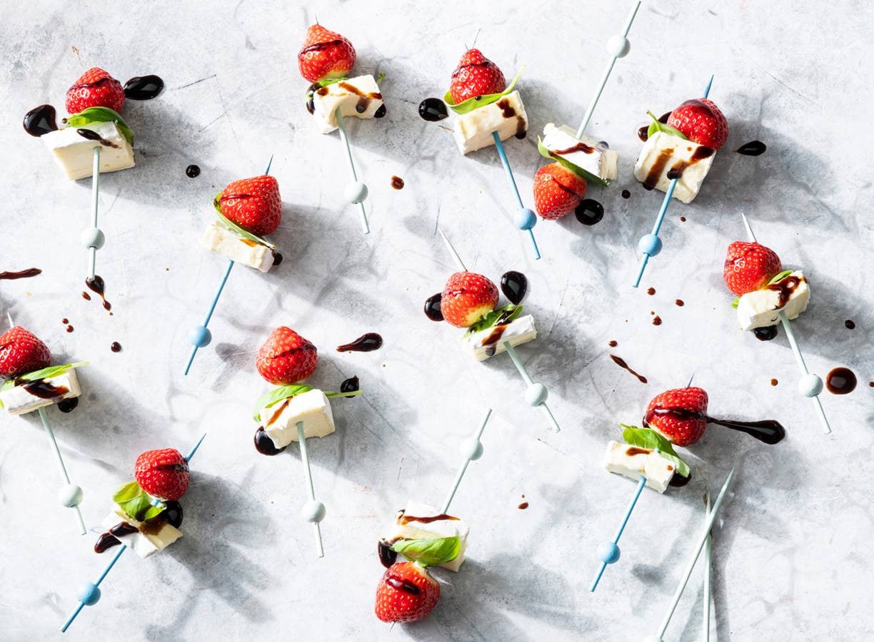 Brie-aardbeihapjes met basilicum