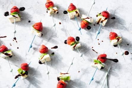 Brie-aardbeihapjes met basilicum