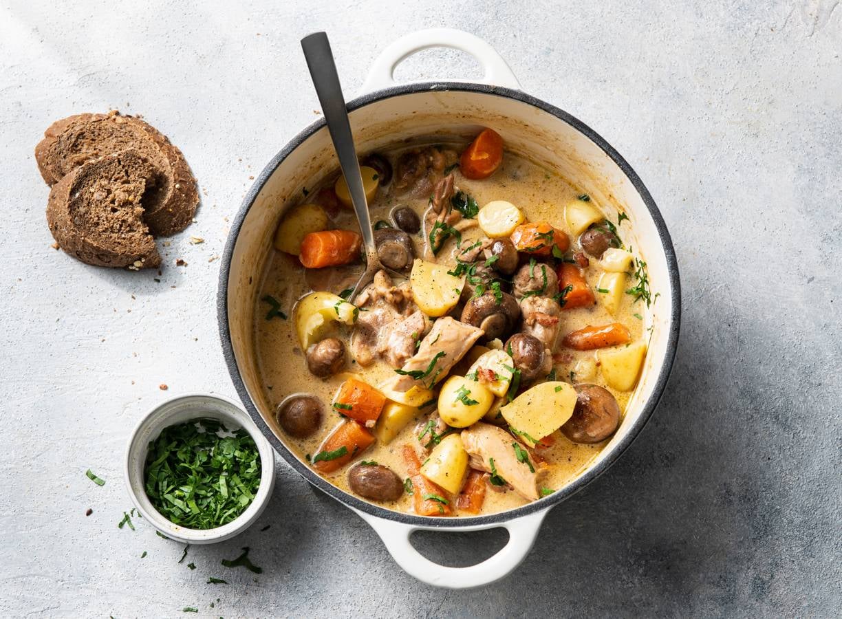 Kipstoof met wortel, spek, krieltjes & kastanjechampignons
