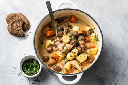 Kipstoof met wortel, spek, krieltjes & kastanjechampignons