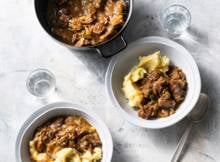 Typisch Nederlands: hachee van rundvlees en ui. Ultiem Hollands comfortfood om gure dagen mee door te komen.