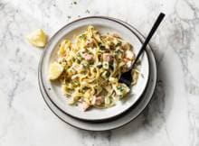 Tagliatelle met zalm valt bijna altijd in de smaak. De verse bieslook in dit recept geeft een frisse smaak.