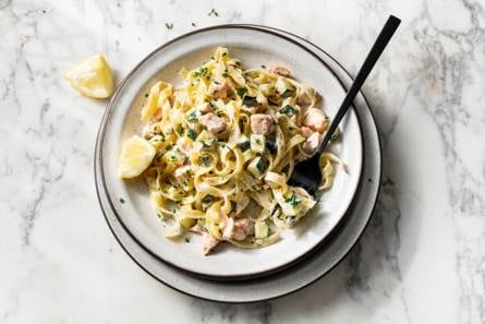 Tagliatelle met zalm, roomkaas en courgette