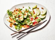 Komkommersalade goes Thailand! Smaken uit de Thaise keuken zijn de inspiratie en smaakmakers voor deze salade. Door komkommers te kneuzen nemen ze extra veel smaak op.