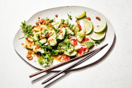Thaise salade van gekneusde komkommers