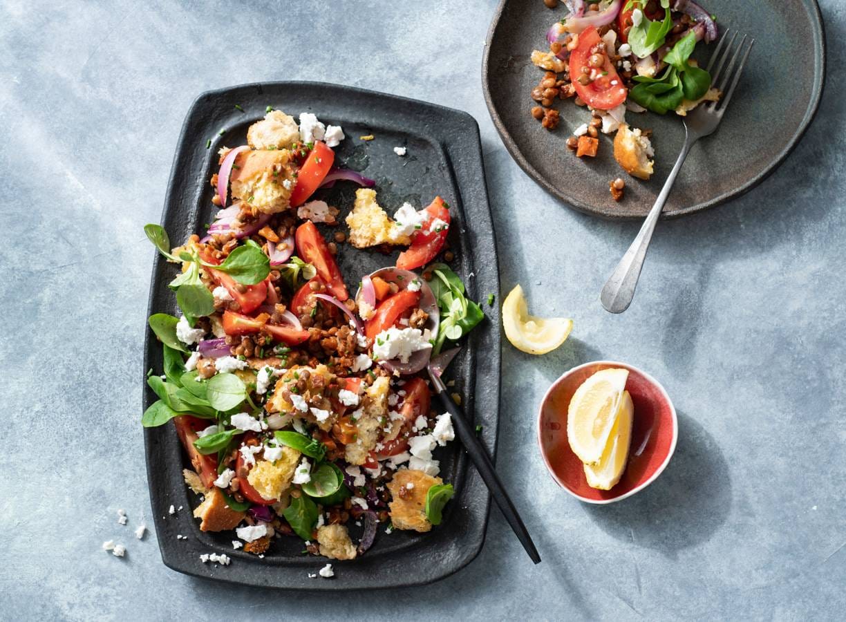 Panzanella met tomaat, rode ui & geitenkaas